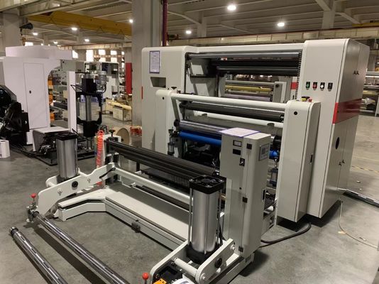 Maximalgewicht der Mutterwalze 1200KG Hochgeschwindigkeitswalzen Kraftpapier spezielle Schneid- und Umwickelmaschine